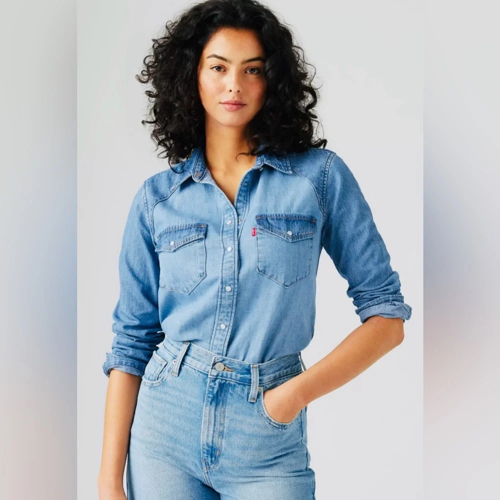 NWT Levi's Classic Blue Button-Up Shirt Light Wash Color - Picture 2 of 5